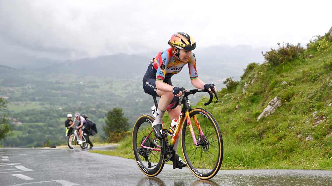 Vuelta Femenina - 6. Etappe: Van der Breggen fährt in Les Praeres zum Etappensieg und ins Rote Trikot