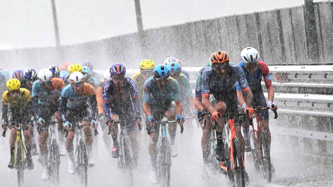 Extremwetter: Wann wird ein Rennen der WorldTour eigentlich abgebrochen?
