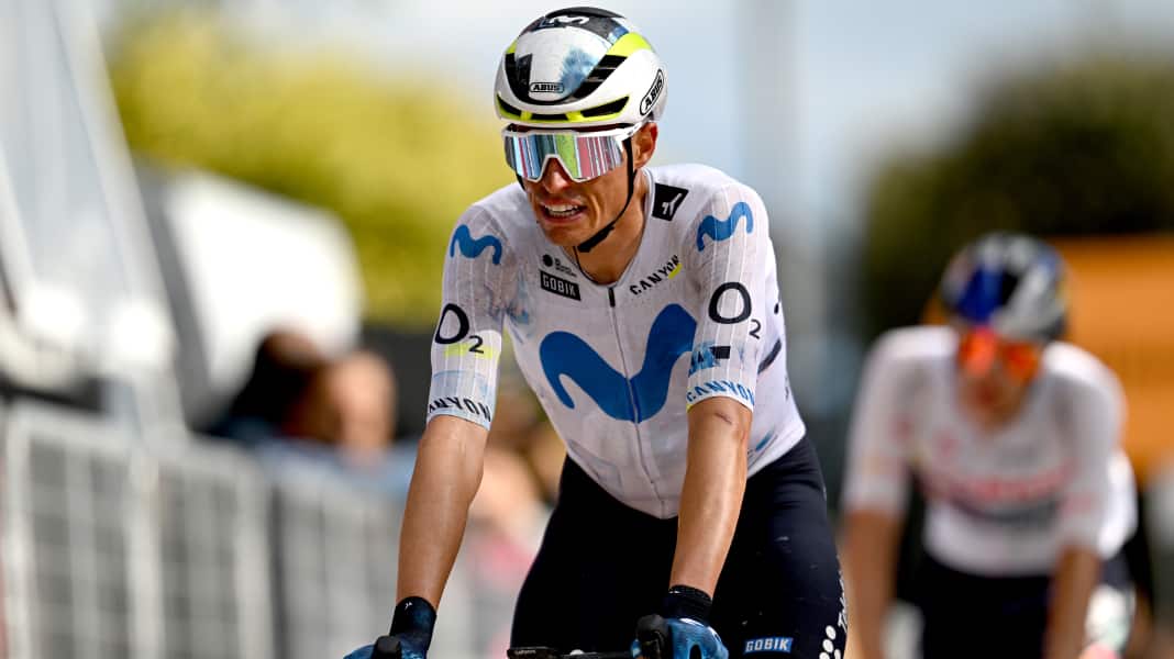 Jersey mishap: Enric Mas rode Giro stages in the team's women's jersey