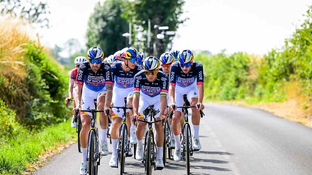 WorldTour Training: Professional cyclists mainly train at a relaxed pace