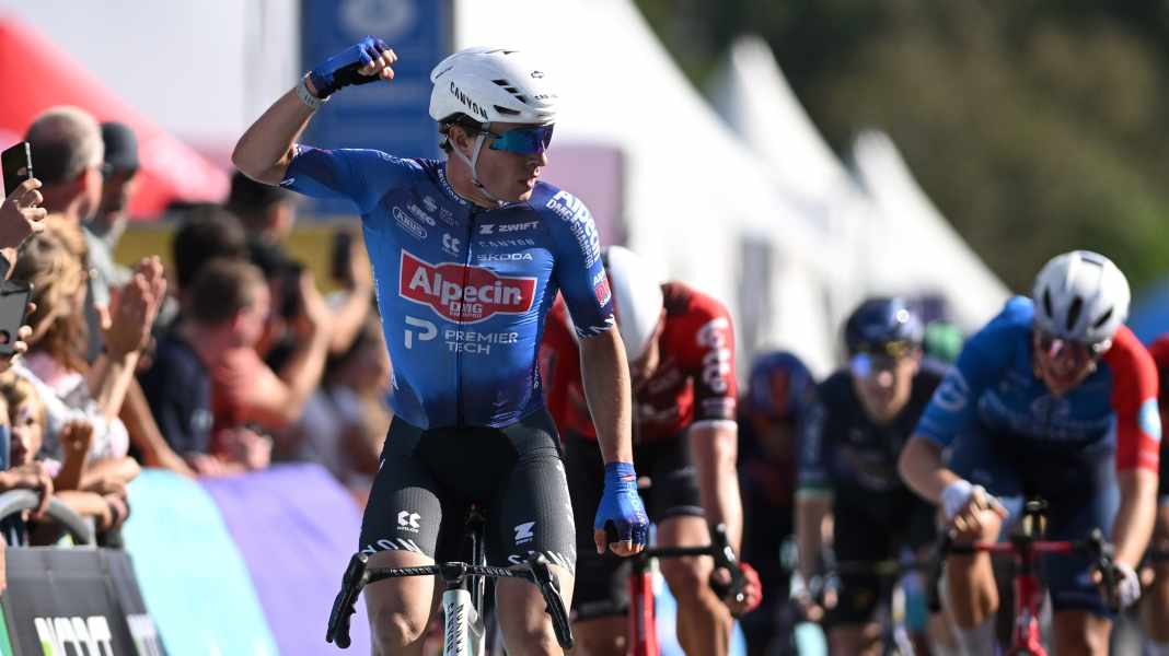 Renewi Tour - 2. Etappe: Sprintfavoriten ausgedünnt: Philipsen schlägt bei Windkantenrennen zu