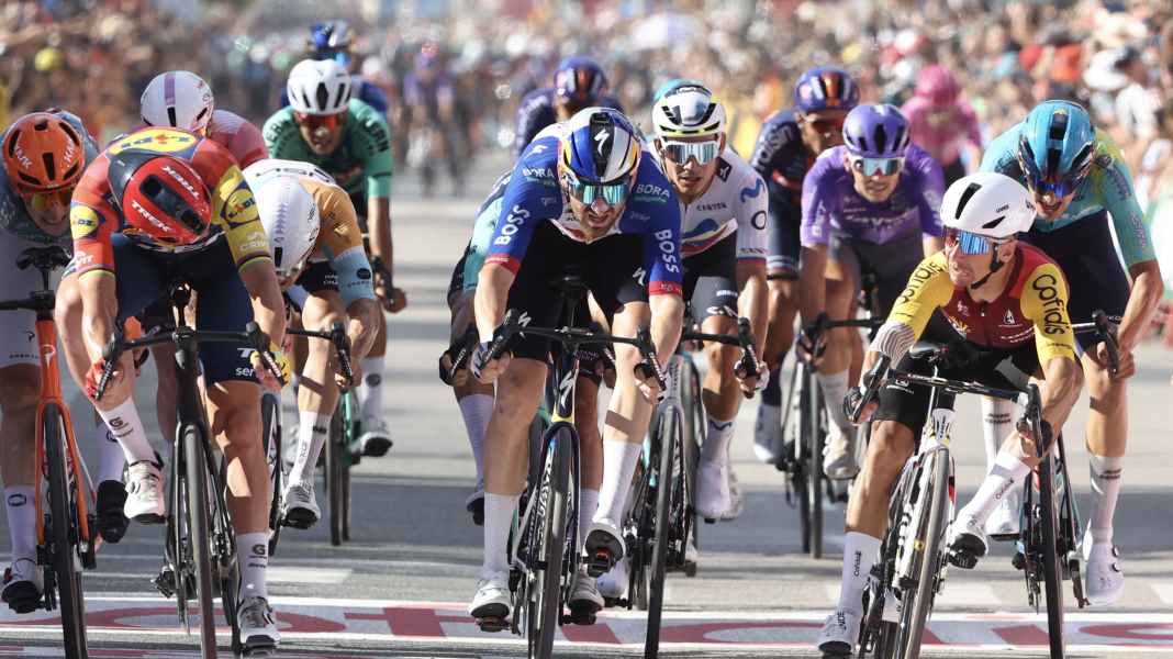 Vuelta a España 2026 - 8e étape : l'abandon de Pogacar vient assombrir la victoire au sprint de Coquard