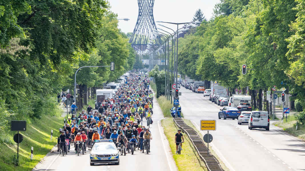 Rad-Demo statt Stillstand: 13 Sternfahrten für sichere Radwege und Kreuzungen