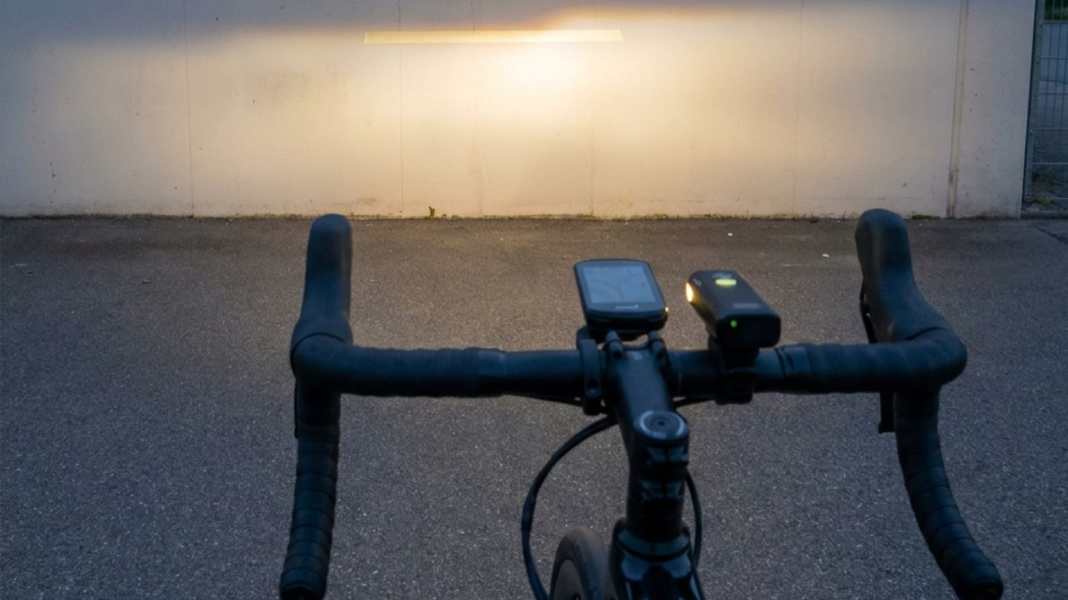 Adjusting your cordless headlamp correctly: maximum beam range without glare