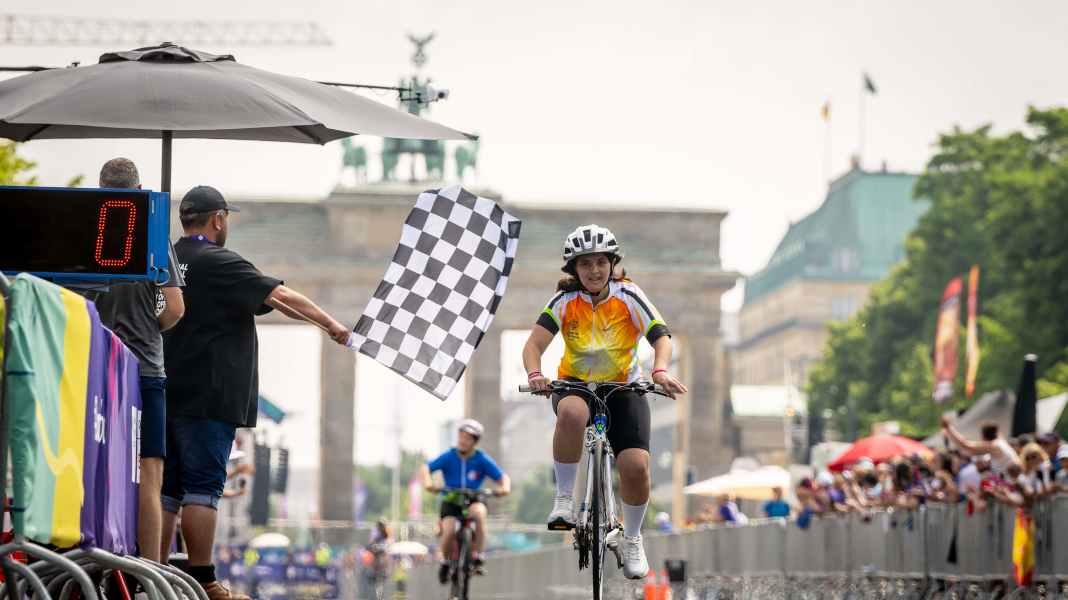 Special Olympics Berlin: Bike race at the Brandenburg Gate