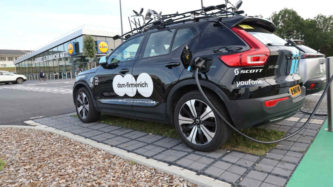 Tour de France : DSM-Firmenich avec un véhicule d'équipe entièrement électrique