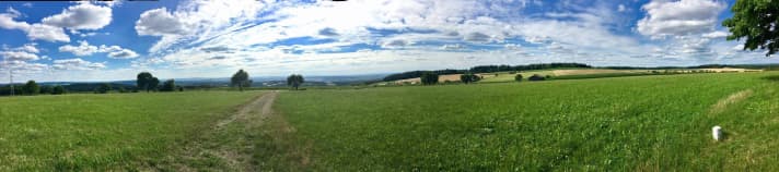   Was für eine Aussicht! Von links hinten irgendwo sind wir heute früh gestartet...