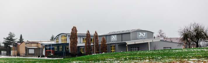 Hier sitzt 3X3 in Sichtweite des Hauptsitzes der H+B Hightech GmbH in Adelmannsfelden