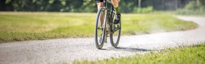 The tyre pressure must be reduced on gravel roads