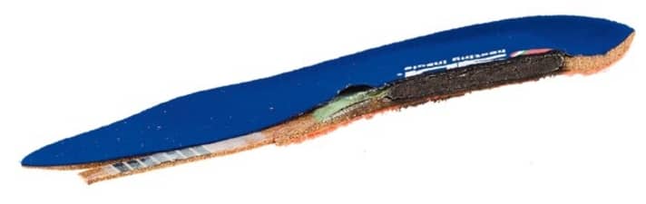   Das Innenleben einer Heizsohle: Im Fersenbereich (rechts) befindet sich der Lithium-Akku. Er speist die Heizspirale im Zehenbereich (weiße Einlage links). Als hitzeunempfindliches aber angenehm zu tragendes Material dient Kork. Tipp: Heizsohlen sollten immer mindestens halb geladen und frisch gereinigt in die Sommerpause gehen. Sonst kann schnell der Akku aufquellen