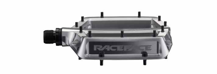 The platform of the pedal is thinnest in the centre and becomes thicker on all sides.