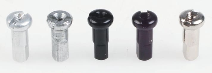   Speichennippel gibt es in verschiedenen Längen aus Aluminium oder Messing.