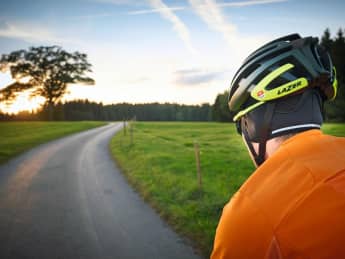 Zwölf warme Helmmützen im Test