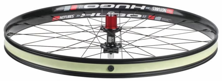    Notubes Hugo: Für Fatbike-Racing und die Plus-Formate konzipiert, kommt die 52 mm breite Tubeless-ready-Felge (ab 560 g in 26") in allen drei Formaten und ohne Gewichts-Limit. Als Laufradsatz oder Felge ab Ende Oktober verfügbar. Der VK der Felge liegt bei 149 Euro.
