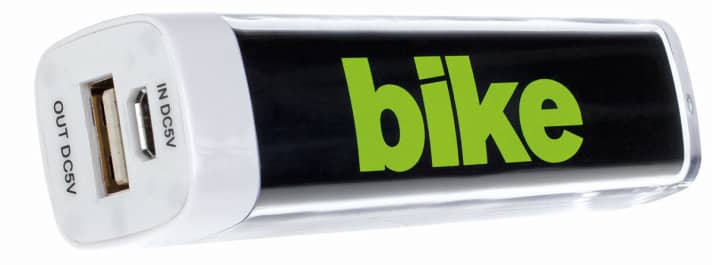   Elektronik funktioniert nur mit ausreichend Energie. Eine Extra-Portion davon gibts sogar mit BIKE-Logo. Die Power Bank schießt bis zu 2200 mAh per USB in leere Akkus.