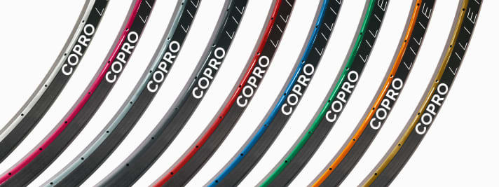   Both the colour of the decorative strips and the decals can be selected individually.