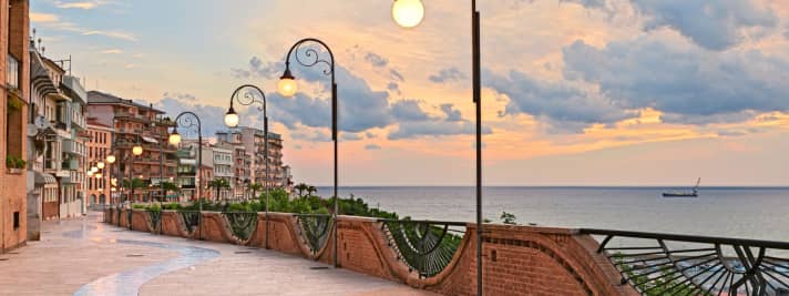 The "Jewels of the Trabocchi Coast" cycle tour starts on the beach promenade in Ortona