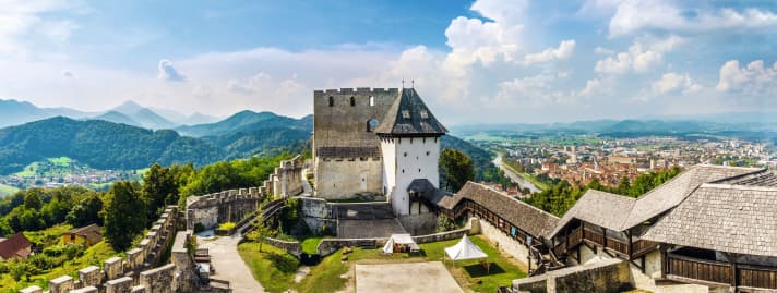 Le château médiéval des comtes de Cilli, le plus grand château de Slovénie, surplombe la ville de Celje.