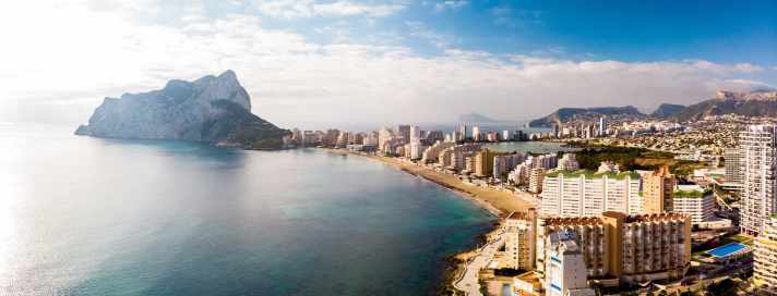 Kissed by spring temperatures in February: Calpe, the first marathon stop on the Spanish Costa Brava.