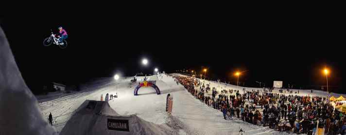 Tricksen bei Minusgraden: Superstar Darren Berrecloth fliegt im Tobogan durch die Nacht. 
Foto: Marcel Lämmerhirt / Red Bull