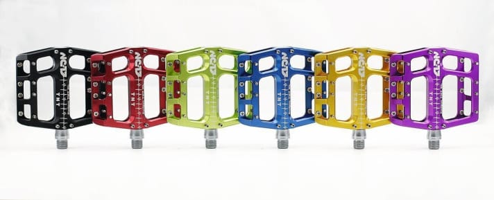    NC-17 Sudpin IV XL TNT (3 Paar, Farbe nach Wahl, Wert je 129 Euro)   Der Klassiker von NC-17 steht vor allem für Grip und Haltbarkeit – auch unter härtesten Bedingungen. Nach diesen Vorgaben hat NC-17 gemeinsam mit den Freeride-Assen Thomas Genon und Thomas Lemoine den Nachfolger des legendären Sudpin-III-Pedals konsequent weiterentwickelt. Wir verlosen gleich drei Paar der knallig-bunten Flat-Pedale.