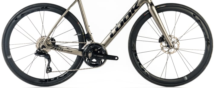 Par empattement, on entend la distance entre le moyeu de la roue avant et celui de la roue arrière. Sur un vélo de course d'endurance, cet écart est généralement de 1000 millimètres ou plus.