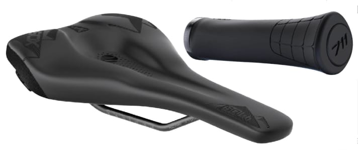 SQLab <a href="https://www.bike-magazin.de/komponenten/sattel/besser-sitzen-besser-biken-sqlab-goes-e-mtb/" target="_blank" rel="noopener noreferrer">Sattel 60X</a> (links) und Griff 711 Tech & Trail