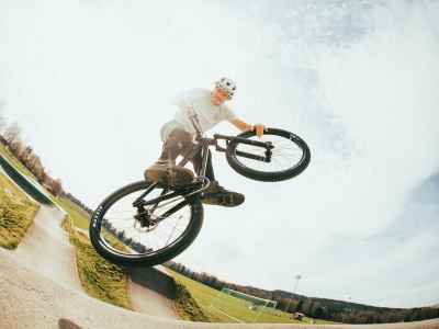 Testsieger-Dirtbike in neuem Gewandt