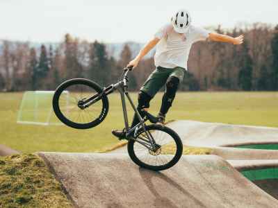 Highend-Dirtbike mit Flaschenhalter