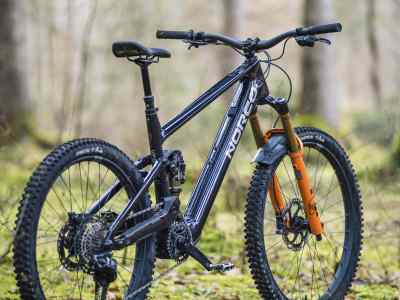 Lightweight high-pivot E-MTB in a quick check