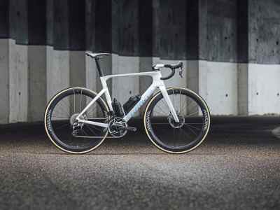 un vélo de course rapide comme une flèche dans le World Tour