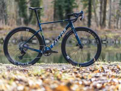 Sportliches Race-Gravelbike mit Abenteuer-Features