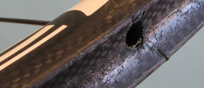   Schaden 5: Hier griff der Hitzetod an der schwächsten Stelle an – die Felge brach am Ventilloch 