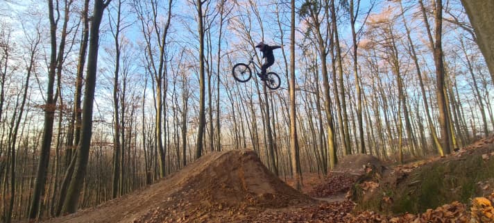 The Grin One prototype is not spared and is also tested by capable test riders on really big jumps.