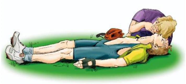   Reagiert der Verletzte nicht, überprüfen Sie die Atmung: Hals nach hinten überstrecken, Unterkiefer vorziehen. Atemzüge sind an der Wange spürbar.