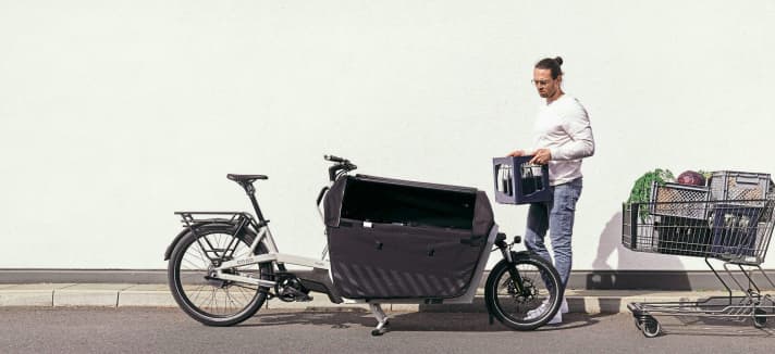 Eine Transportkiste mit tiefem Schwerpunkt ist für viele der sinnvolle Allrounder – 
besonders, wenn sie mit Dach statt Deckel auch Kindertransport zulässt.