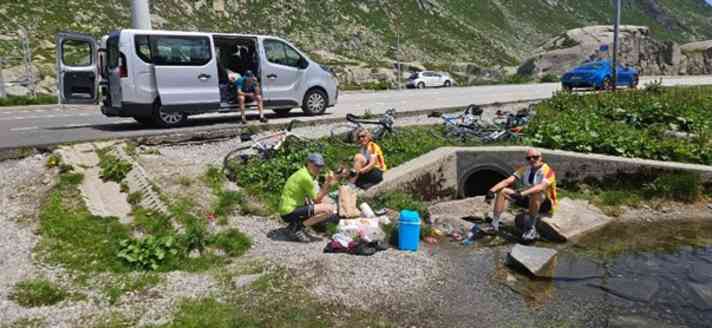 Mittagsrast auf dem Gotthard-Pass