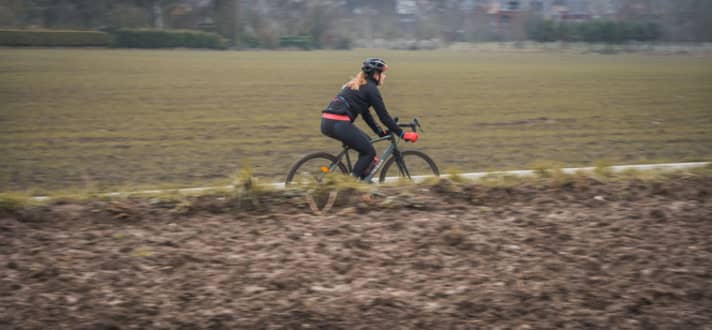   Ungewöhnlich: Erste Fahrtbilder des Herstellers zeigen eine auffällig aufrechte Sitzposition.