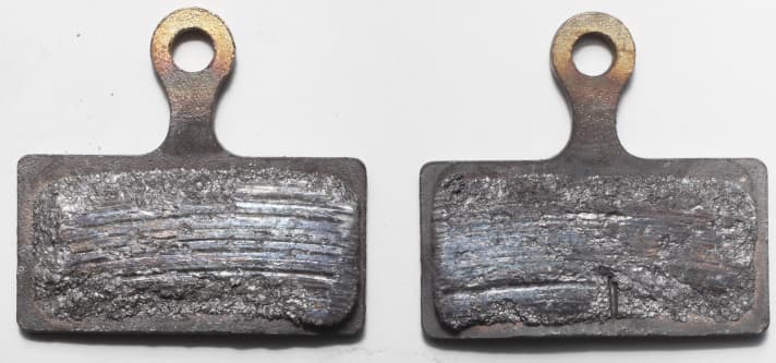 Verschleiß am Fahrrad: Bis zur Trägerplatte heruntergebremste Beläge für Scheibenbremsen.