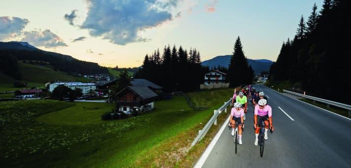 Cycling twilight: The long-distance cyclists cycle past Lake Achensee in the last sunlight.