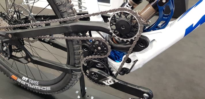 The chain tensioner sits above the chainring. In favour of efficiency, all idler pulleys are maximised in size. The idler pulley is to be fitted with a cover as standard. 