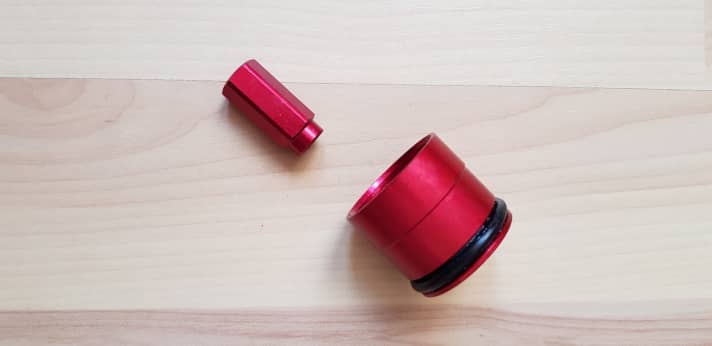   The seal head is upside down in the fork. The air volume thus gained in the casting is intended to give the fork better end progressivity. Top: Older forks can even be retrofitted. For models from 2019 and 2020, it is even sufficient to replace just these two parts.