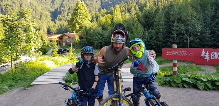 Freeride dad Andi Prielmaier with sons Moritz (9, left) and Simon (11, right): "I want to be careful".