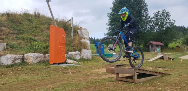 Trainingsgelände: viele Bikeparks verfügen über kleine Stunts zum Warmfahren.