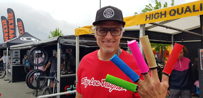   Tibor Simai ist zurück im Bike-Kosmos und hat gleich alle Finger voll zu tun. Am Cosmic Sports Stand gibt es nämlich neue Griffe von Lizard Skins. Die Strata Lock-On gibt es nicht nur in vielen verschiedenen Farben, sondern sie sollen auch erstklassigen Grip und Dämpfung bei 118 Gramm bieten. Der Durchmesser liegt bei 32,25 Millimetern. Preislich bewegen sich die neuen Strata-Griffe bei 31,99 Euro.