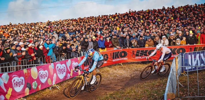 Für die Fans: Das Publikum in Nord-Brabant verfolgt das Duell zwischen Wout van Aert (links) und dem späteren Sieger Mathieu van der Poel.