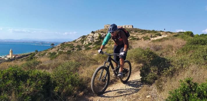   As a thoroughbred enduro bike, the Radon Jab 9.0 accompanied our test rider on the wildest trails throughout Europe. One destination remains a particularly fond memory: Hans Voglsamer still raves about the technical trail tours along the coastal slopes of Sardinia.