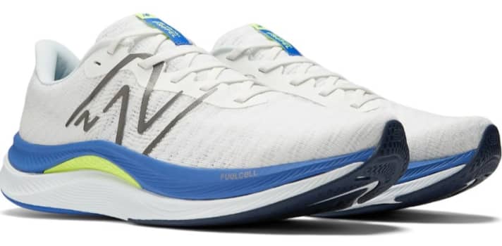 Ausgezeichnet vom Fachmagazin Runners`s World: Die New Balance Fuel Cell Propel V4.