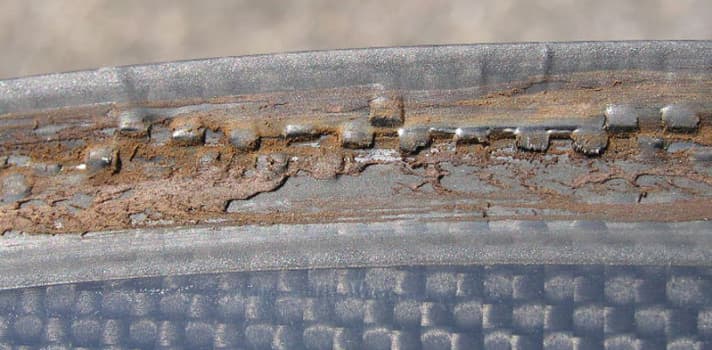   Schaden 4: Hitze und Abrieb vom Bremsbelag zerstörten die Oberfläche dieser Felge 