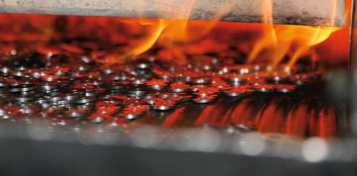 The chain - here the "eights" - is hardened at a whopping 900 degrees. A very special coating is added later.